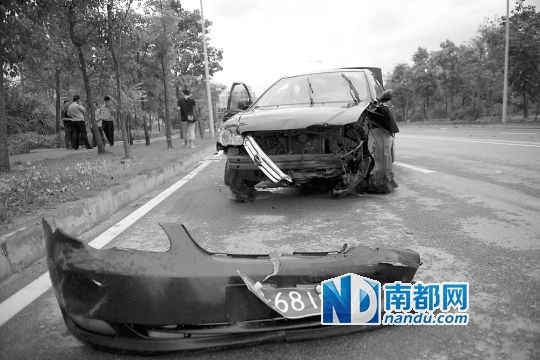 男子搶的比亞迪轎車車頭損毀嚴(yán)重。