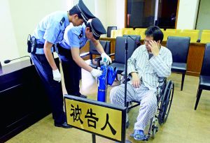 被告人李萬(wàn)勇因病吸氧受審。首席攝影記者 吳寧/攝