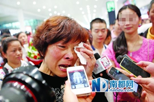 昨日，被拐25年的翁女士(粉紅色衣服者)與生母在深圳機(jī)場(chǎng)見(jiàn)面。