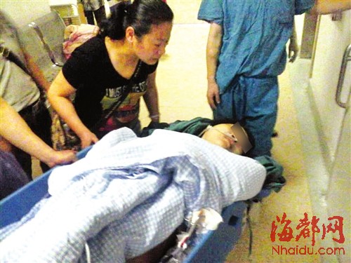 鄭老師被刺傷后，被急送至市二醫(yī)院治療