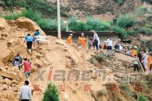 昨日，公安、消防人員在事故現(xiàn)場搜救