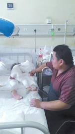 伏登順與女兒在一起。