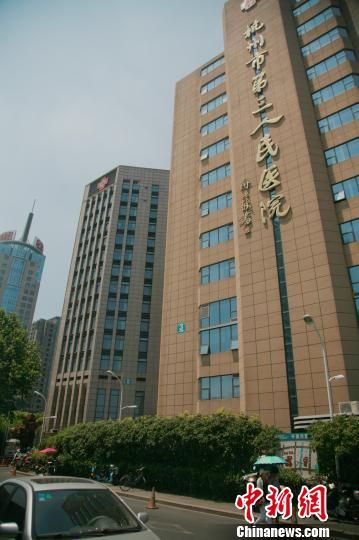 事發(fā)的醫(yī)院門口。 李晨韻 攝