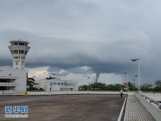 珠海機場附近海域現(xiàn)“龍吸水”奇觀(圖)