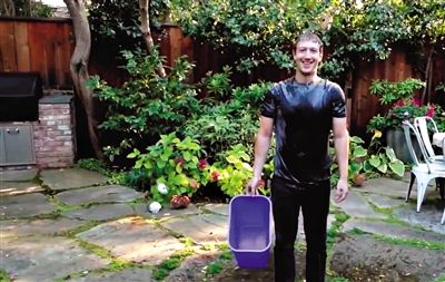 8月13日，F(xiàn)acebook CEO扎克伯格應(yīng)新澤西州州長挑戰(zhàn)將一桶冰水從自己頭上淋下，他表示所做的一切都是為了慈善，并挑戰(zhàn)比爾·蓋茨。