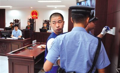 宣判后，馬凱被帶出法庭時(shí)，沖著旁聽(tīng)席上的姐姐喊道：“照顧好媽”。