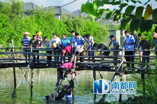 救援人員合力打撈起落水女孩，后經(jīng)醫(yī)護(hù)人員確認(rèn)已經(jīng)死亡。受訪者供圖