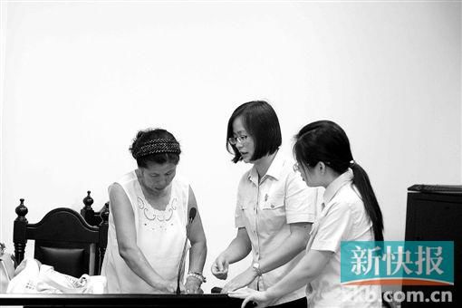 白春榮簽領(lǐng)國家賠償款。通訊員供圖