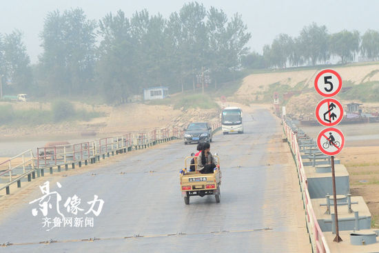 實拍濟南黃河浮橋邊“霸氣”十足交通指示牌 實拍濟南黃河浮橋邊“霸氣”十足交通指示牌