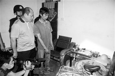今年8月，我國內(nèi)地發(fā)生多起單身女性乘坐“黑車”后慘遭車主殺害的案件，被網(wǎng)友稱為“黑色8月”。