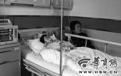 昨日下午，在延長縣醫(yī)院，外婆守在5歲的黑鈺雅病床前