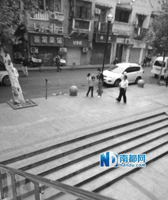 10月18日，武漢一男子抓住環(huán)衛(wèi)工打耳光。