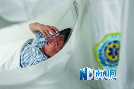 19日，北大深圳醫(yī)院，透過(guò)被撕破的工作服，急診科醫(yī)護(hù)人員申洪濤身體多處被醉酒男子抓傷。