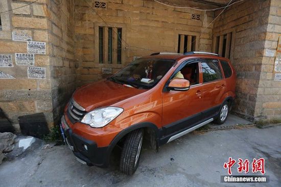 福建晉江現(xiàn)“停車(chē)之神”現(xiàn)場(chǎng)示范引驚嘆(圖)