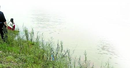 涉事男子和前女友,呆滯地望著滾滾江水。 田女士供圖