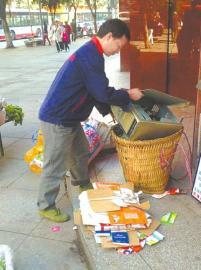 王光偉靠收廢品拾荒為生，每月僅有1000元的微薄收入。