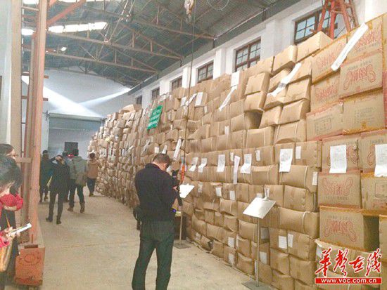 11月5日，執(zhí)法人員清理出來的假安全套把上千平方米的倉庫堆得滿滿的。