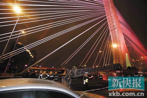 昨日深夜，橋上東側(cè)空出兩條車道用來(lái)救援。