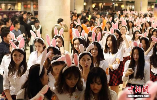 11月11日晚，一百位統(tǒng)一打扮的“兔女郎”現(xiàn)身南京新街口，逛街看電影玩快閃，走到哪里都被圍觀。