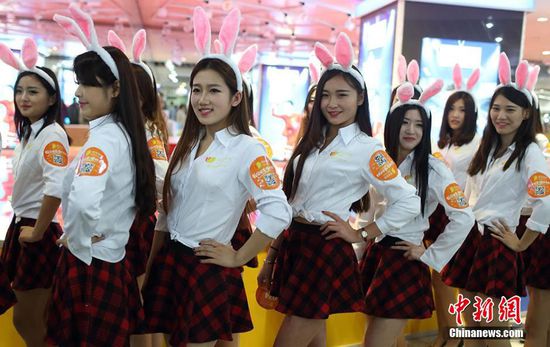 11月11日晚，一百位統(tǒng)一打扮的“兔女郎”現(xiàn)身南京新街口，逛街看電影玩快閃，走到哪里都被圍觀。