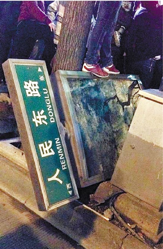 路牌都踩翻，還有人上了樹，城管不出手，也確實(shí)不大合適。