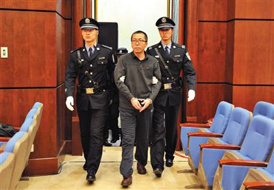 楊秀宇被帶入法庭。昨日，楊秀宇及女下屬盧梅因非法經(jīng)營(yíng)罪獲刑4年、一年半并處罰金。