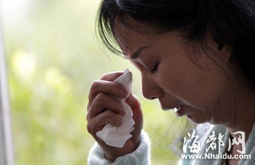 小梅的媽媽看到女兒發(fā)來(lái)的信息，就忍不住落淚