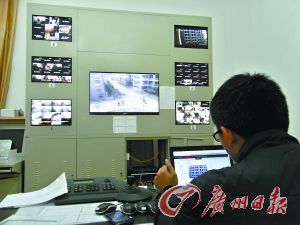 監(jiān)控室就可以看到男生宿舍樓的情況。