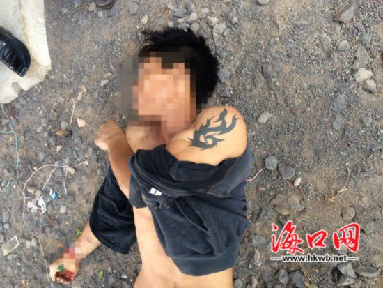 死亡的男子，左手手臂上有紋身
