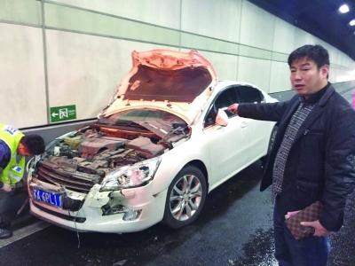白色標致車車頭嚴重損毀。