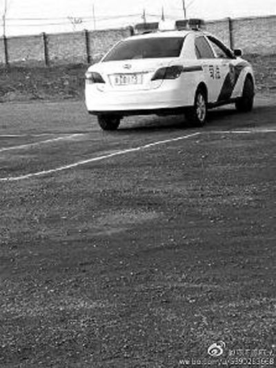 一輛車(chē)牌號(hào) 為“ 陜DD173”的制式警車(chē)停在一個(gè)劃著白線的場(chǎng)地上，車(chē)身標(biāo)有“司法”字樣