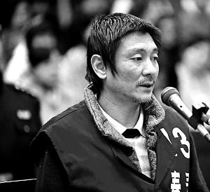 庭審時，鄭東稱自己想隨女兒一起去，請求法院判他死刑立即執(zhí)行