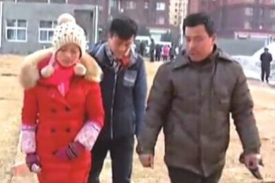 “失蹤”后又回家的越南新娘小吳(左)和家人到警方報(bào)案。視頻截圖