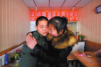 何女士找到了兒子小新后，把兒子緊緊抱在懷里。京華時(shí)報(bào)記者趙思衡攝
