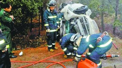 消防官兵正準備拆車門救人。