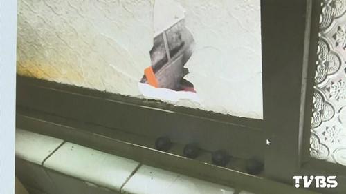 婦人家的窗戶被打出大洞。圖自TVBS網(wǎng)站