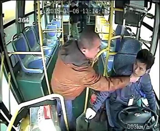 車載監(jiān)控視頻顯示，806路公交車司機袁宋林在車輛行駛中拒絕一乘車男子提出停車的要求后，遭到該男子的反復(fù)毆打。視頻截圖