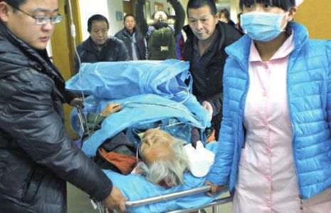 排隊(duì)領(lǐng)免費(fèi)白菜，86歲老太摔倒顱內(nèi)出血。