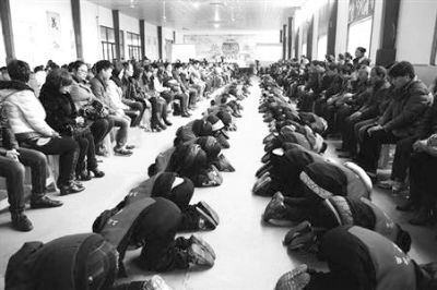 學(xué)生們?cè)诶蠋煹闹笇?dǎo)下，一起給父母下跪謝恩。微博截圖