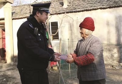 民警將戶口本交給陳奶奶。