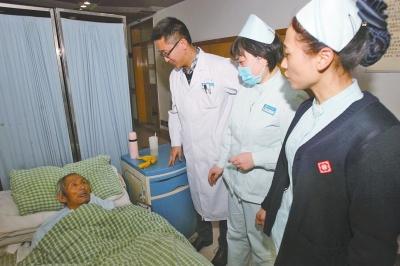 老人病治好了，可他卻一直躺在醫(yī)院的病床上。