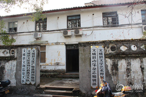 文成縣府大院除了主樓外，其他的基本為磚木結(jié)構(gòu)的兩層小樓