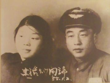 當年的結(jié)婚照老人還保留得很好。