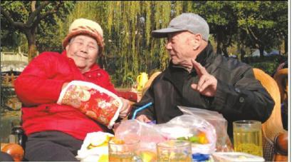 結(jié)婚60年，梁玉芹婆婆和王再功爺爺恩愛如初。