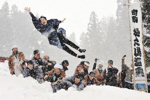 新婚男子被扔雪地里。