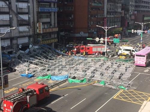 臺(tái)北市寧波東街和羅斯福路交叉口23日有腳手架倒塌，占據(jù)車(chē)道。臺(tái)灣“中央社”