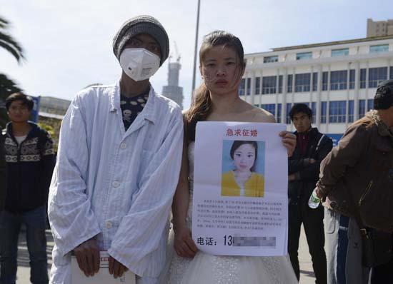 昆明火車站廣場上，24歲的黃習(xí)菊身穿潔白的婚紗，帶著身患白血病的弟弟征婚。