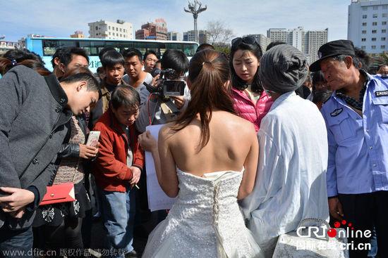 征婚引發(fā)民眾圍觀。