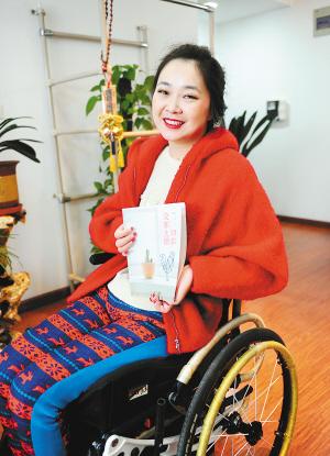 昨天下午，記者在鳳城八路的一個(gè)小區(qū)里，見到了輪椅上的28歲女孩兒劉燚。2009年夏天，因?yàn)橐粓?chǎng)車禍，她高位截癱，醫(yī)生宣布她“從此再也沒有生活質(zhì)量”，可就是這個(gè)輪椅上的西安女孩，在2012年，和父母一起完成了一趟28個(gè)國(guó)家的旅行，而靠著僅有的能動(dòng)的一個(gè)小拇指，她用一年多的時(shí)間，在電腦上敲出了這次旅行的游記，并集結(jié)成書，取名《一切都沒那么糟》。
