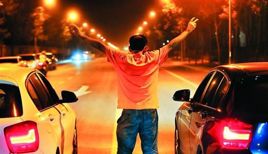 2013年8月25日凌晨，北京，在東壩大街路口進(jìn)行的一場飆車。